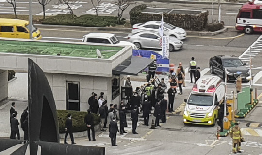 27일 오전 40대 한 남성이 김명수 대법원장 출근차량에 화염병을 투척했다. 사진은 이날 서초구 대법원 사고현장 모습. [연합뉴스=독자제공]